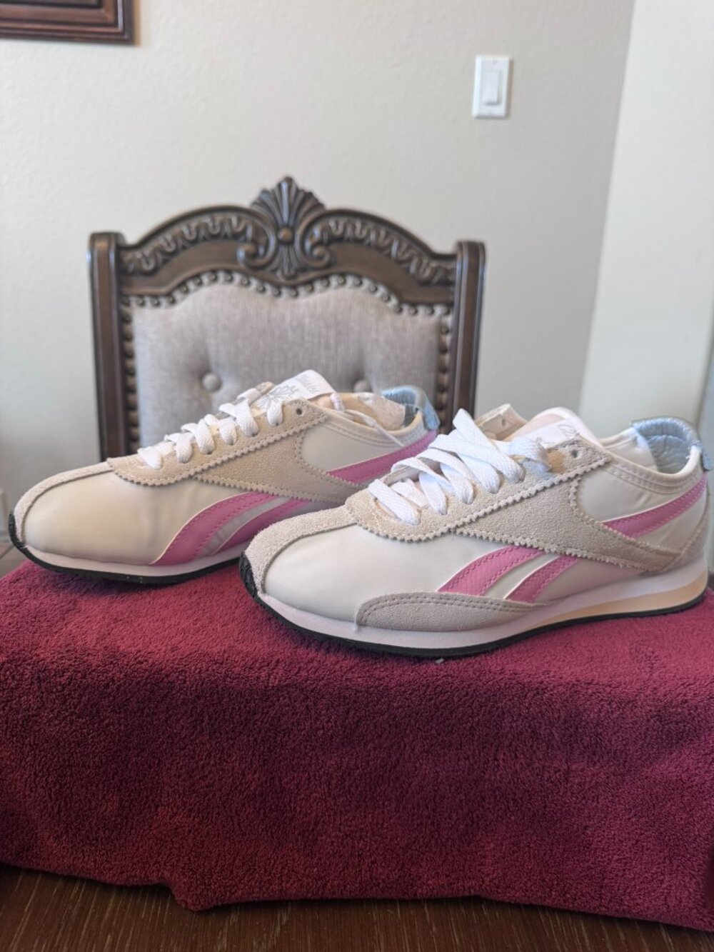5.5 WOMEN'S WHITE/PINK REEBOCK SNEAKERS